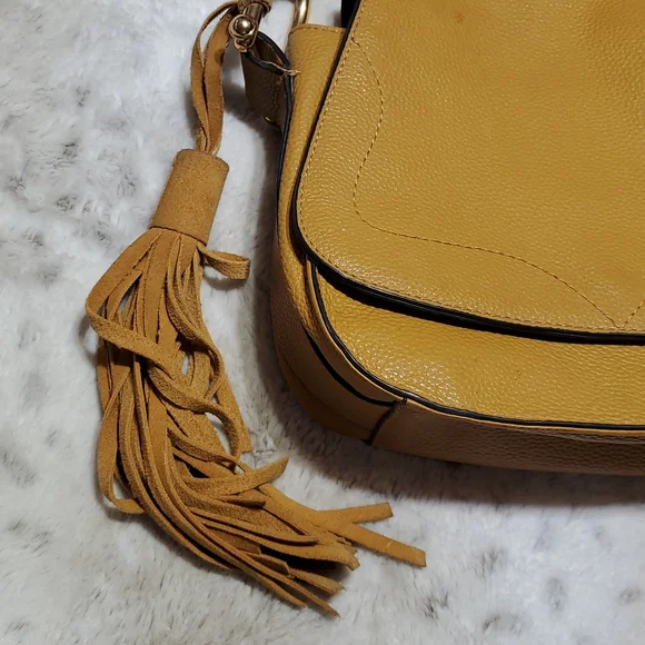 Vince Camuto Caramel Tal Crossbody Leather Saddle Purse w Horseshoe Hardware - Picture 2 of 11